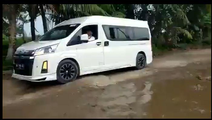 Mobil-Erick-Thohir-Nyangkut.jpg