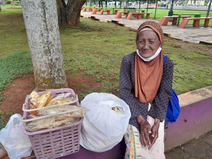 Usia 85 Tahun Tak Halangi Nek Ooy Mencari Rezeki di Ciamis