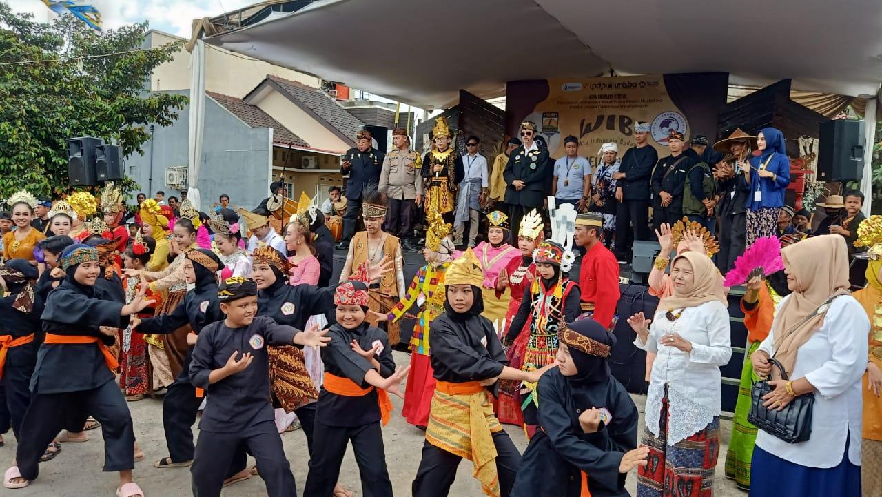 Kolaborasi Belasan Seniman Desa Cinunuk dan Mahasiswa Program Modul Nusantara Sukses Pecahkan Rekor
