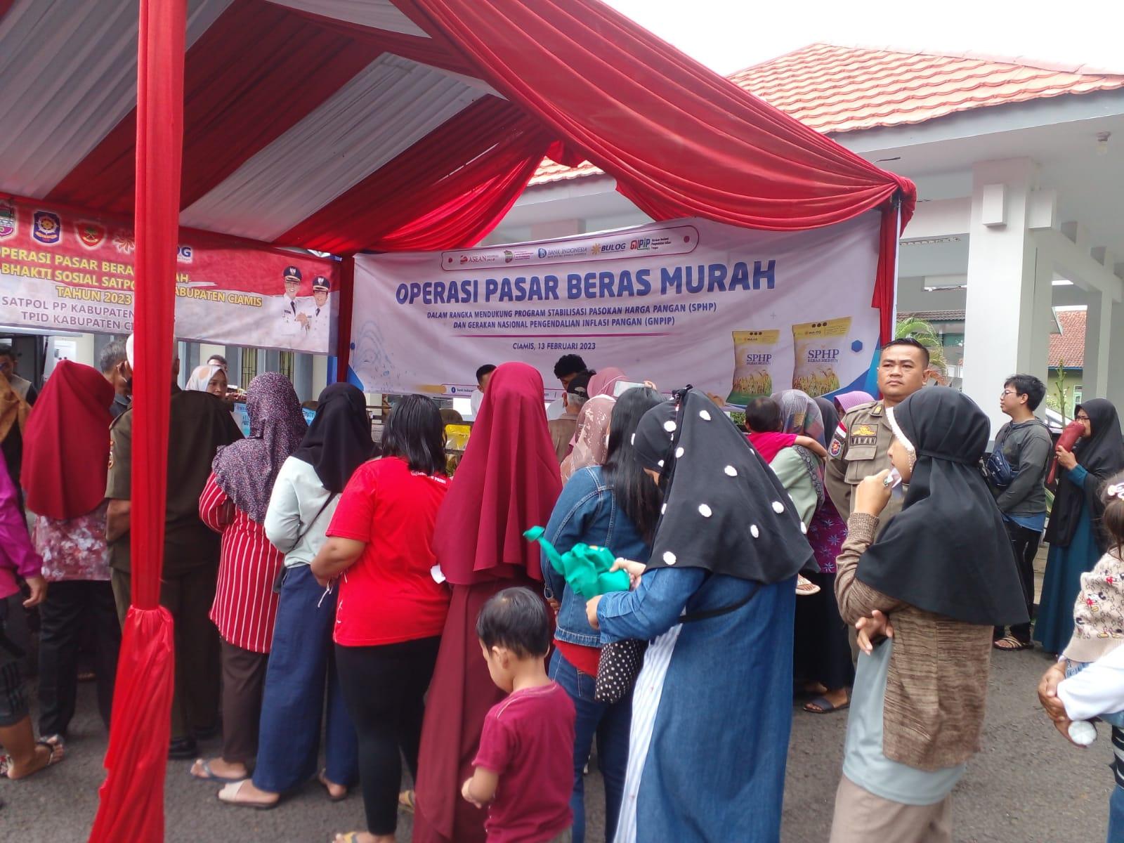 Antusiasme Warga pada Operasi Pasar Murah di Kawali Ciamis, Rela Antre Sejak Pagi