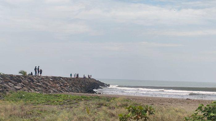 Breaking News - Pelajar SMP Hilang Terseret Arus Pantai Pangandaran Saat Menolong Teman