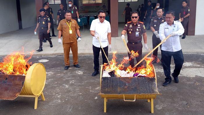 PEMUSNAHAN-BARANG-BUKTI-Kejari-Kabupaten-Tasikmalaya-2552026-1.jpg