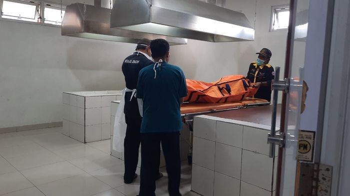 PERIKSA-JENAZAH-Petugas-kamar-mayat-RSUD-KHZ-Mustafa-28102025-1.jpg