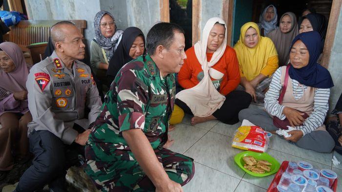 Pangdam-IIISiliwangi-Mayjen-TNI-Dadang-Arif-Abdurahman-tinjau-lokasi-ledakan-1352025-1.jpg