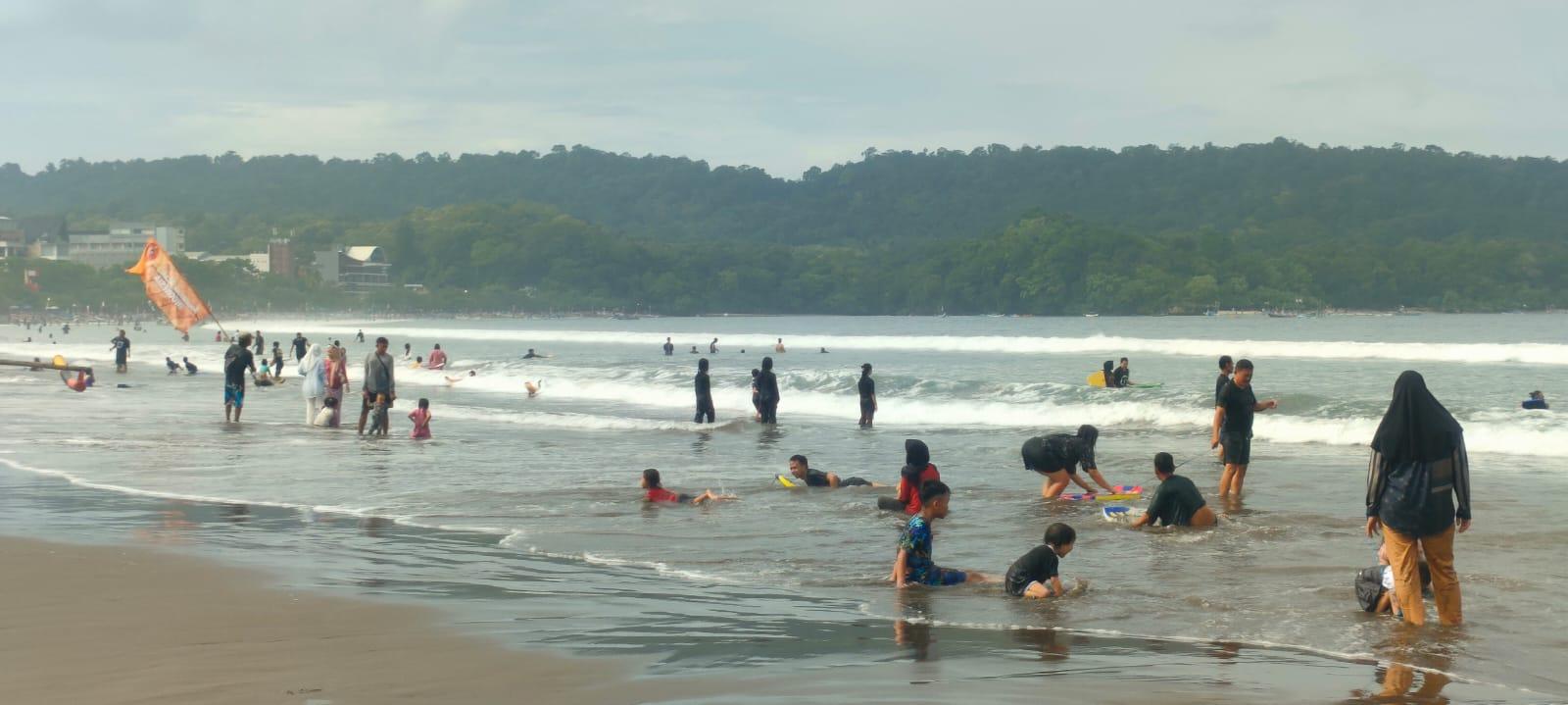 Pasca-libur-lebaran-2025-aktivitas-wisata-di-Pantai-Barat-Pangan.jpg