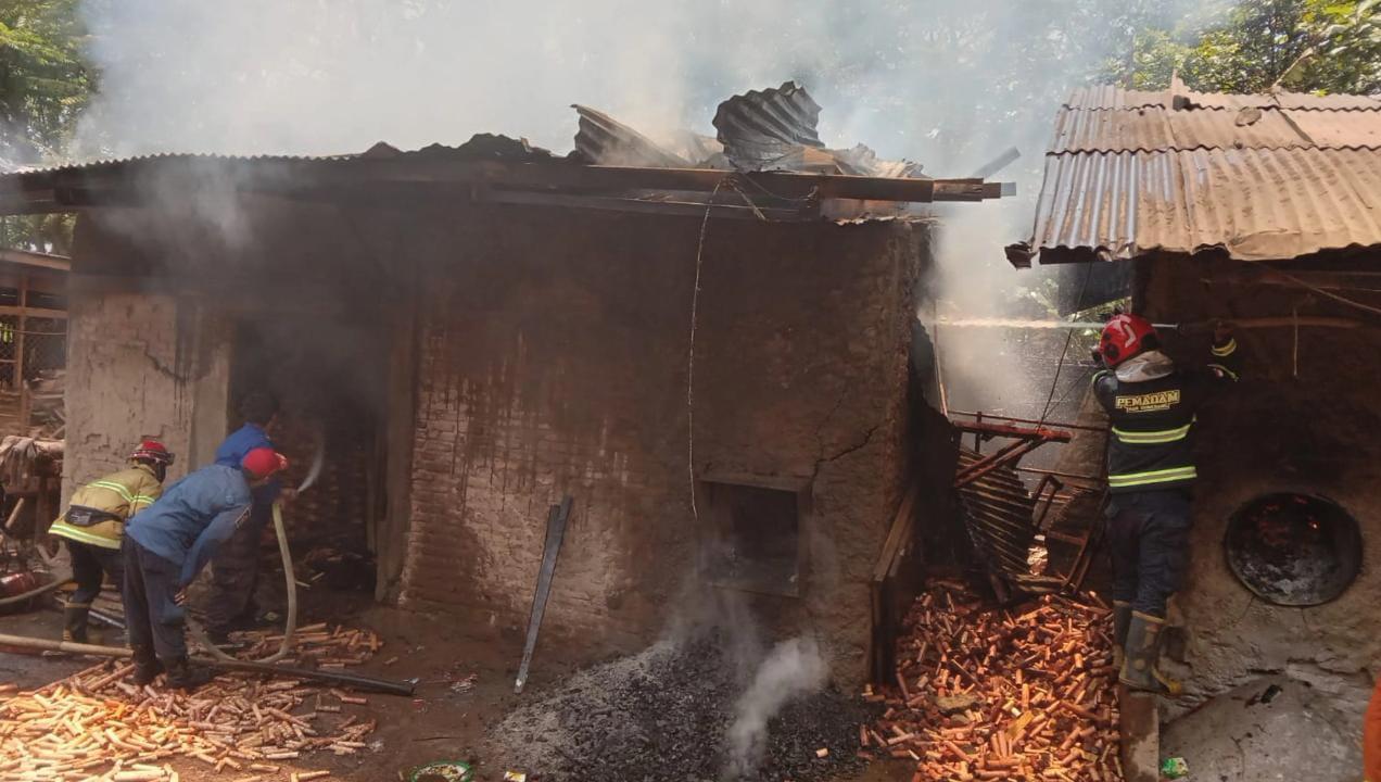 Penggergajian Kayu di Sumedang Terbakar, Api Diduga Berasal dari Benda Ini