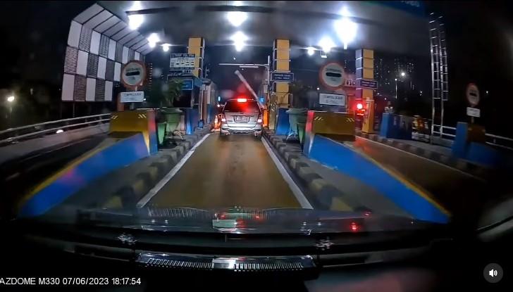 Pengguna-Tol-Tanpa-Henti-FLO-dicegat-petugas-saat-lewat-pintu-tol-diminta-bayar.jpg