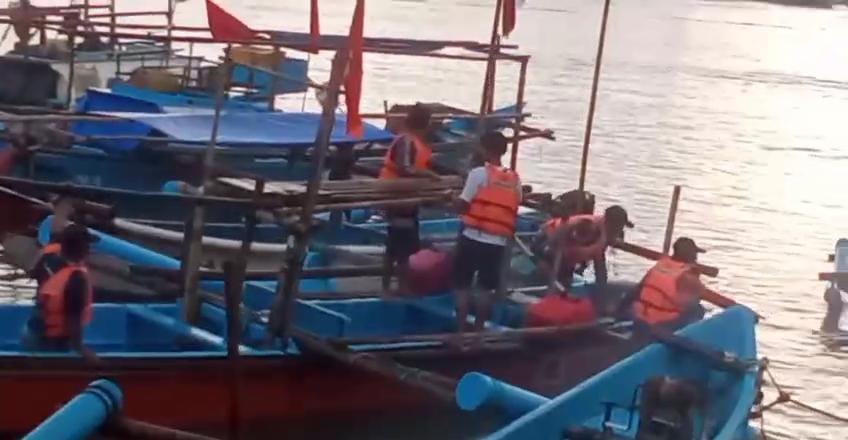 Perahu Nelayan di Pantai Pangandaran Tenggelam Dihantam Ombak Besar, ABK Selamat