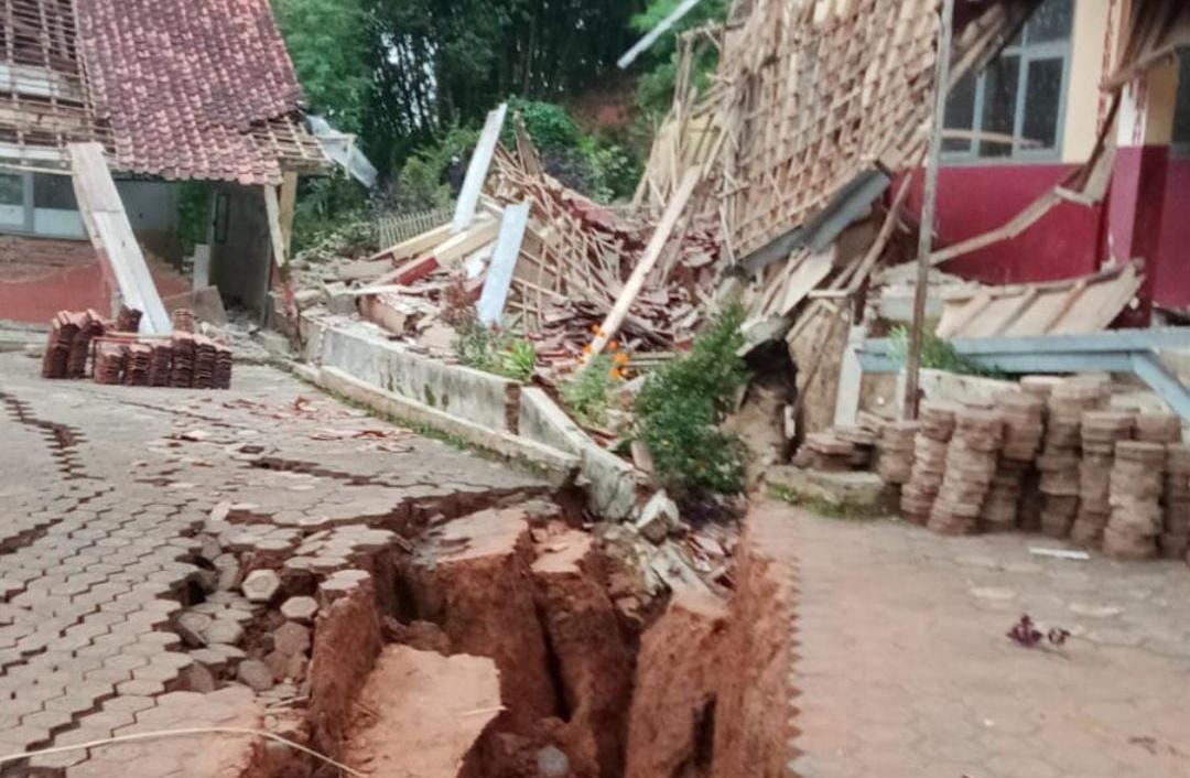 Ratusan Warga Rongga KBB Terpaksa Mengungsi, Pergerakan Tanah Makin Parah Bikin Rumah Hancur