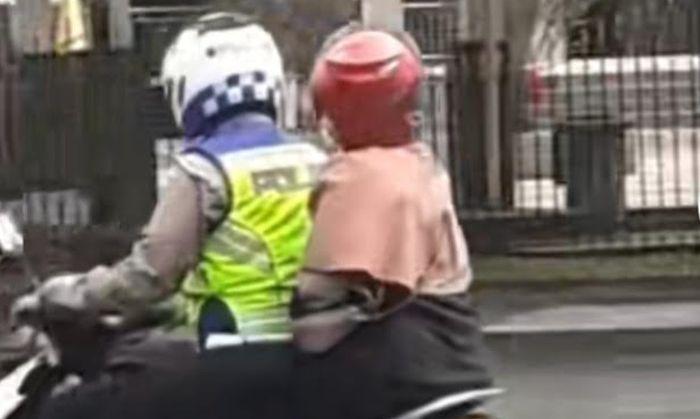 Polisi-Bawa-Ibu-Hamil.jpg