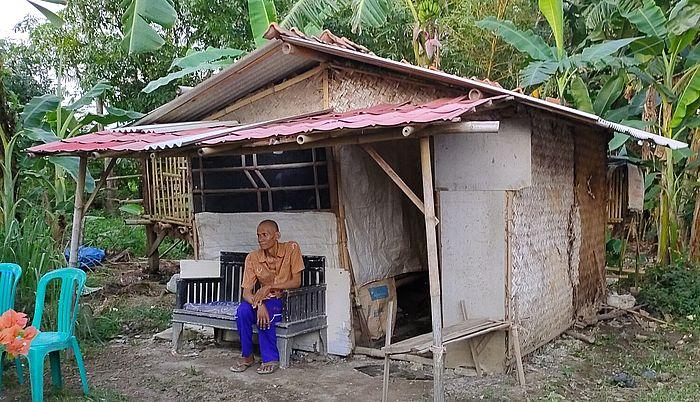 Petani Tua di Cirebon Ini Tinggal di Rumah Ukuran 3x3 Meter Berdinding Bilik, Cuma Ada Tempat Tidur