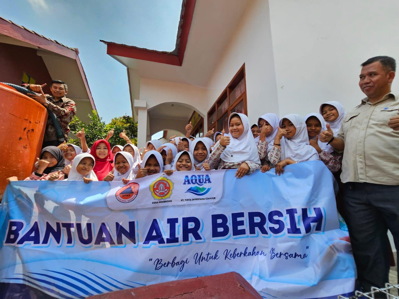 SDN-Gekbrong-3-Dapat-Bantuan-Air-Bersih-dari-Aqua.jpg