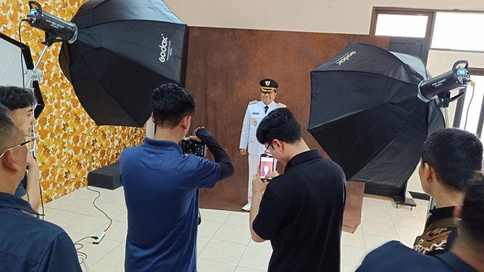 Ngintip Sesi Pemotretan Bupati Terpilih Garut A Syakur Amin, Gagah Berseragam Serba Putih