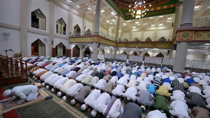 Naskah Khutbah Jumat 24 Oktober 2025: Hikmah dan Pelajaran Terbaik dari Pergantian Siang dan Malam