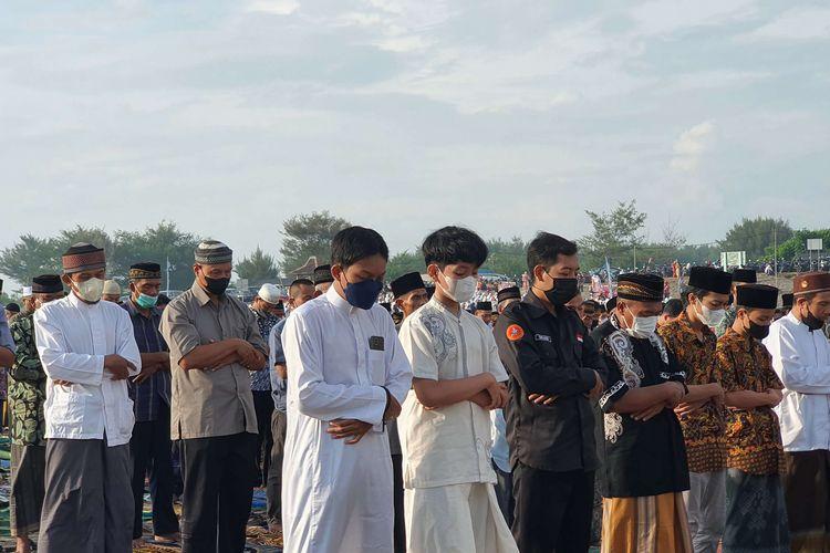 Shalat-Idul-Fitri-di-Kawasan-Gumuk-Pasir-Parangkusumo-Kretek-Bantul-DIY.jpg