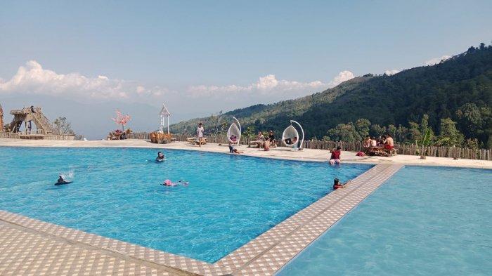 Suasana-kolam-renang-Balong-Geulis-di-Cibugel-Sumedang.jpg