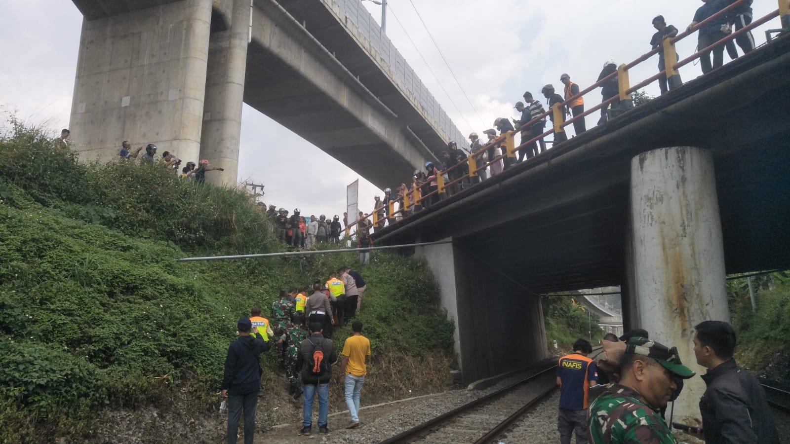 Agus Mulyana Nekat Meloncat ke Rel Kereta Api di Gadobangkong Bandung Barat Saat KA Feeder Lewat