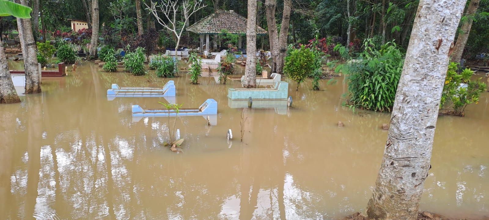 Banjir Luapan Sungai Citanduy Genangi Ratusan Makam di 3 TPU Desa Kertaraharja Ciamis