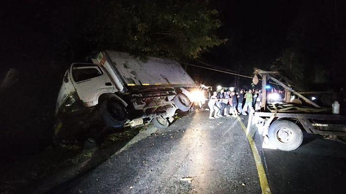 TRUK-BOKS-TERGULING-pangandaran-3042026-1.jpg