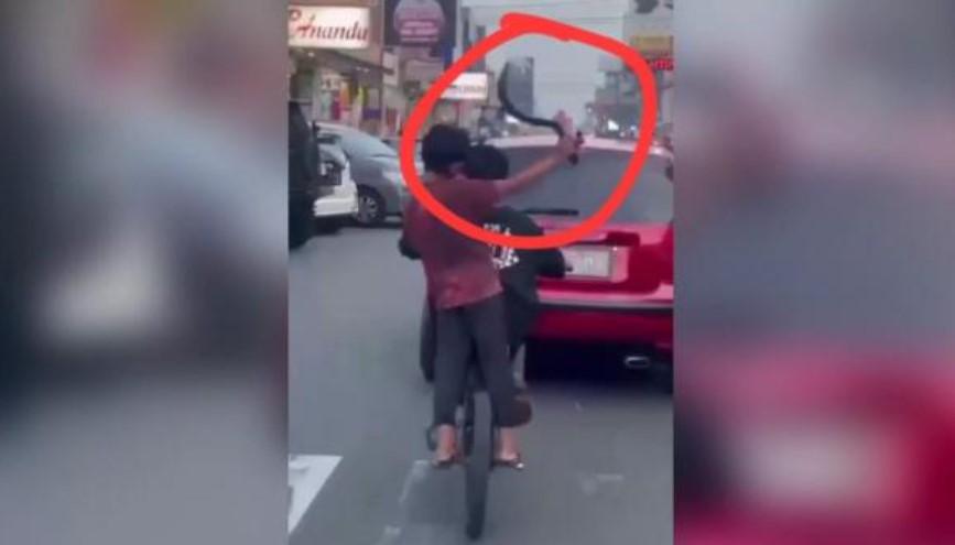 VIRAL 2 Bocah di Tasikmalaya Tirukan Geng Motor Kendarai Sepeda Sambil Bawa Benda Mirip Celurit