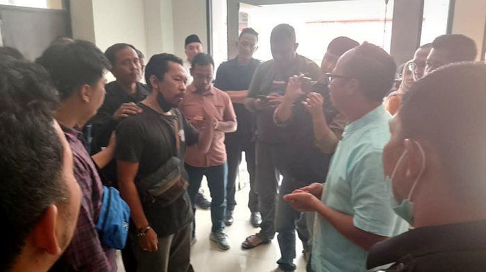 Wali-Kota-Tasikmalaya-terpilih-Viman-Alfarizi-Ramadhan-pegawai-RSUD-dr-Soekardjo.jpg