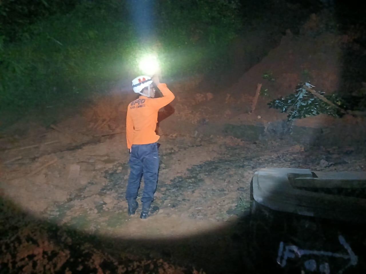 Warga Cipaku Ciamis Butuh Alat Berat Untuk Menyingkirkan Material Longsor