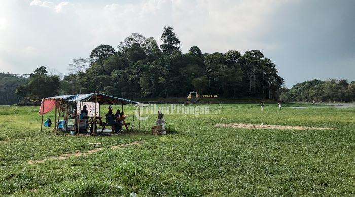 Warga Imbau Pengunjung Berhati-hati Jalan di Hamparan Rumput karena Dasar Situ Gede