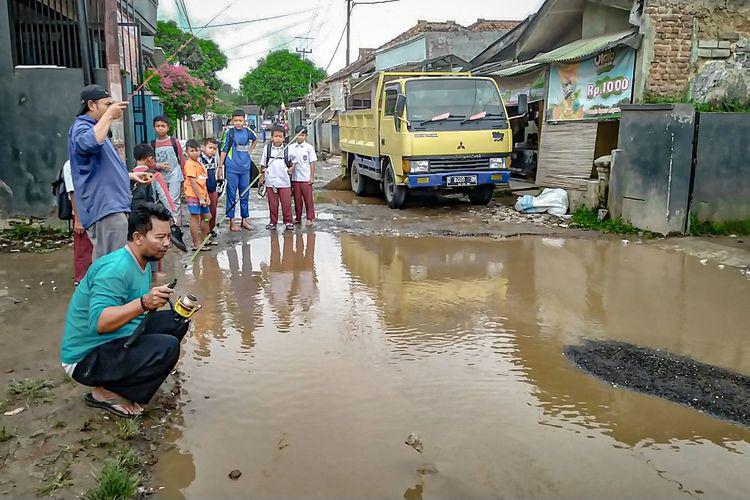 Bikin Resah Pengemudi, Jalan Penghubung Kabupaten Bandung-KBB di Cilengkrang Butuh Perbaikan