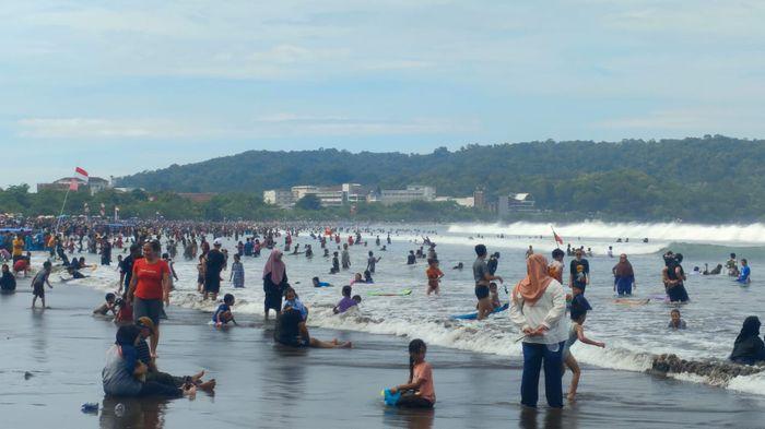 Wisatawan-di-Pantai-Barat-Pangandaran-Sabtu-5-April-2025-1.jpg