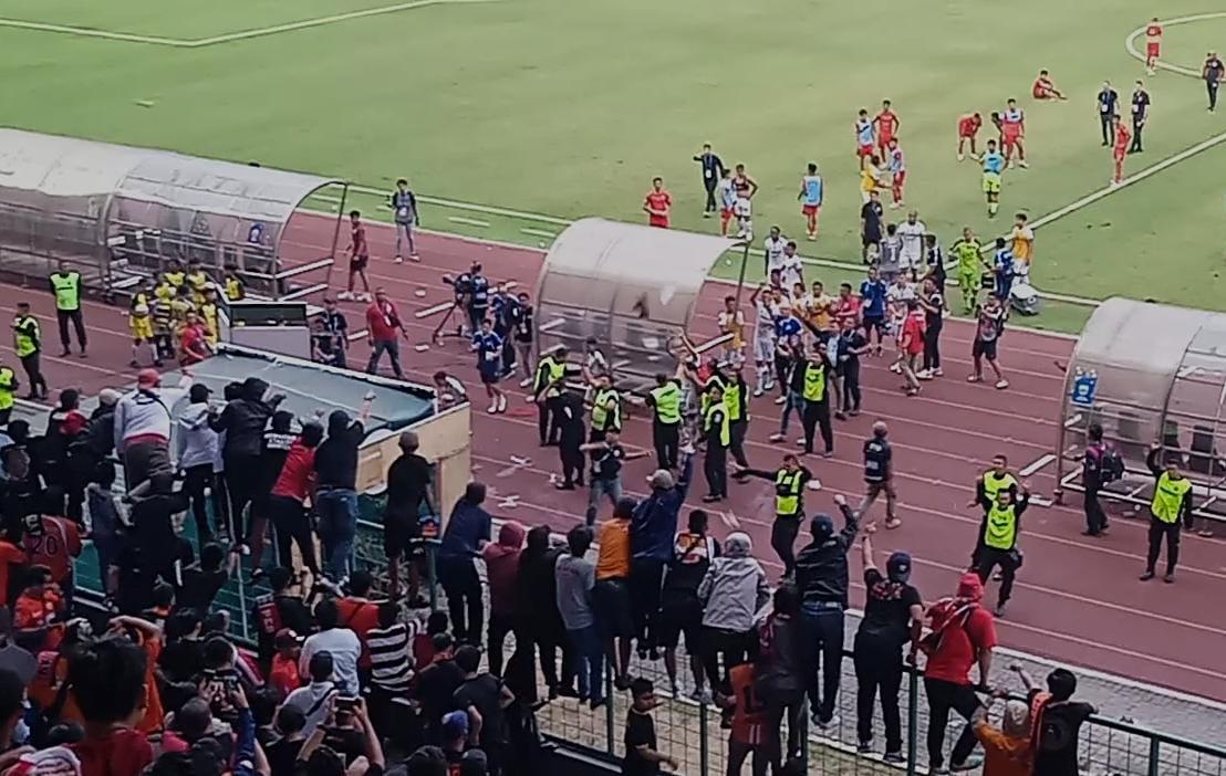 Tahan Imbang Persija Jakarta, Pemain Persib Bandung Dihujani Plastik Air oleh The Jakmania