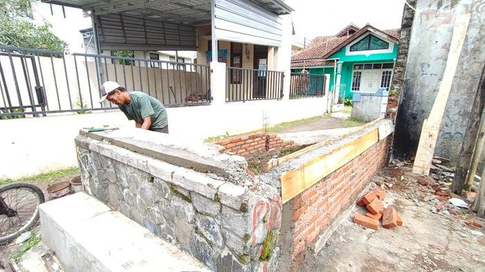 Warga Cibaregbeg Tasikmalaya Bangun Benteng Sepanjang 15 Meter di TKP Bocah Hanyut