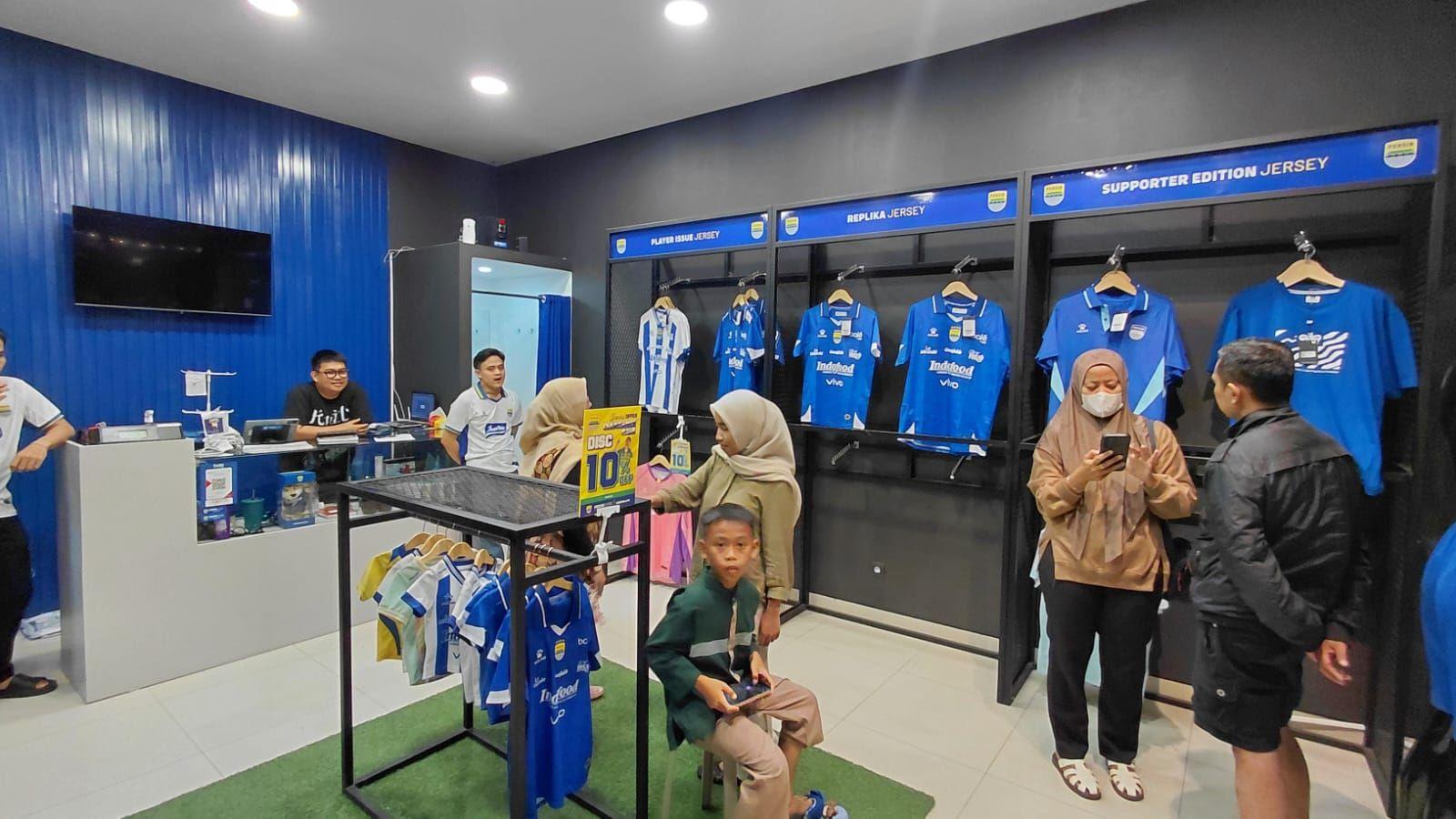 Jelang Laga Terakhir, Store Persib Tasikmalaya Diserbu Bobotoh