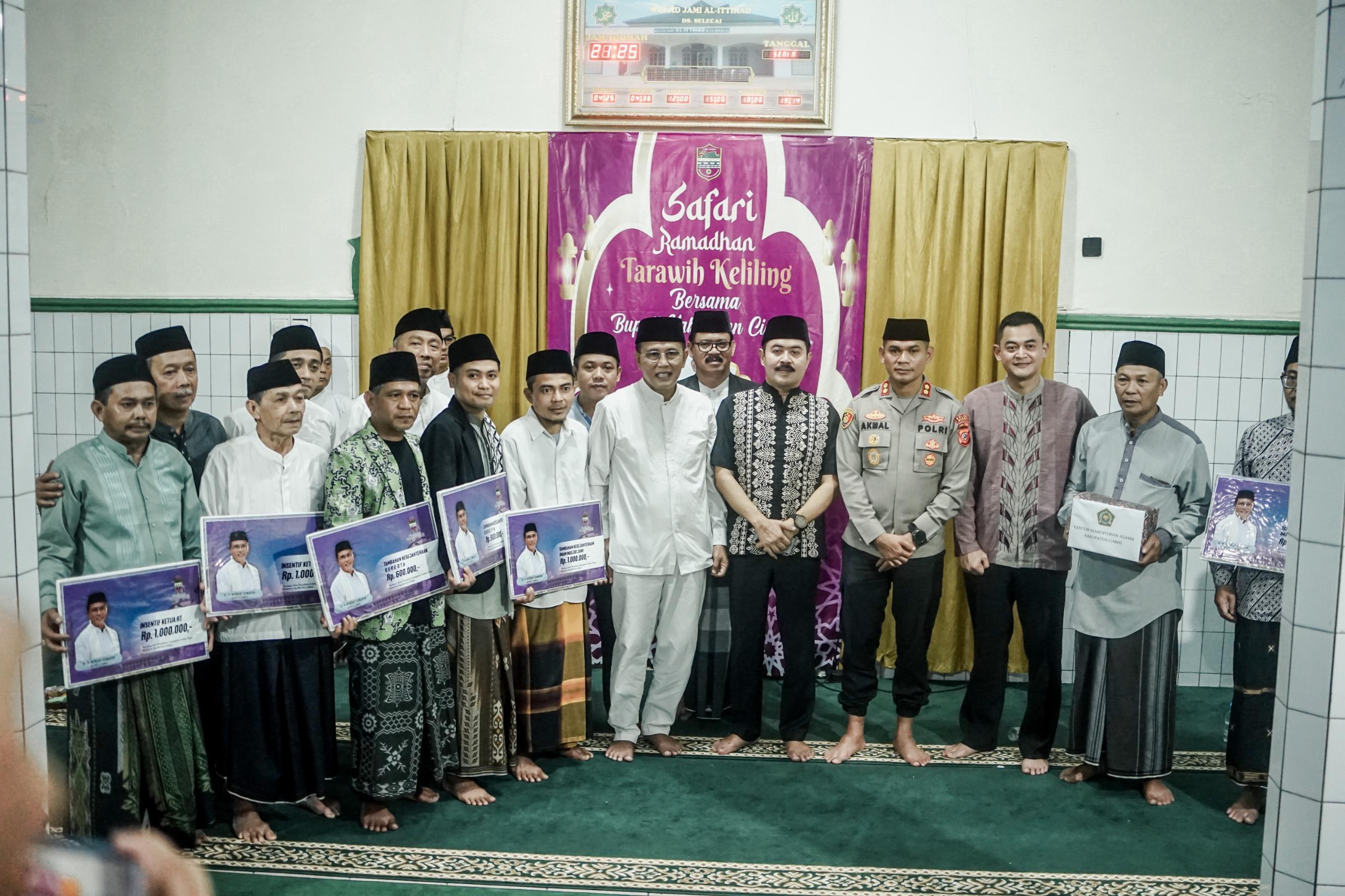 Bupati Ciamis Salurkan Insentif saat Safari Ramadan di Eks Kewadanaan Kawali