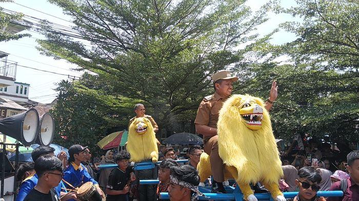 bupati-sumedang-naik-sisingaan-16122025-1.jpg