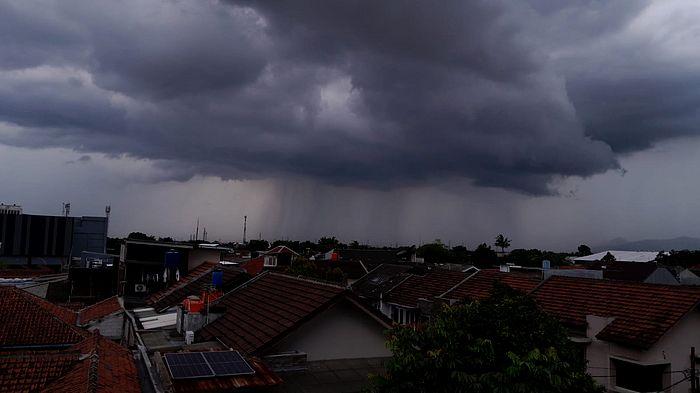 BMKG Peringatkan Cuaca Ekstrem Jumat 9 Januari 2026, 21 Daerah di Jawa Barat Diminta Waspada