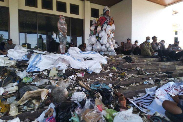 Geruduk Bale Kota Tasikmalaya, Aktivis Lingkungan Buang Tumpukan Sampah ke Kantor Wali Kota