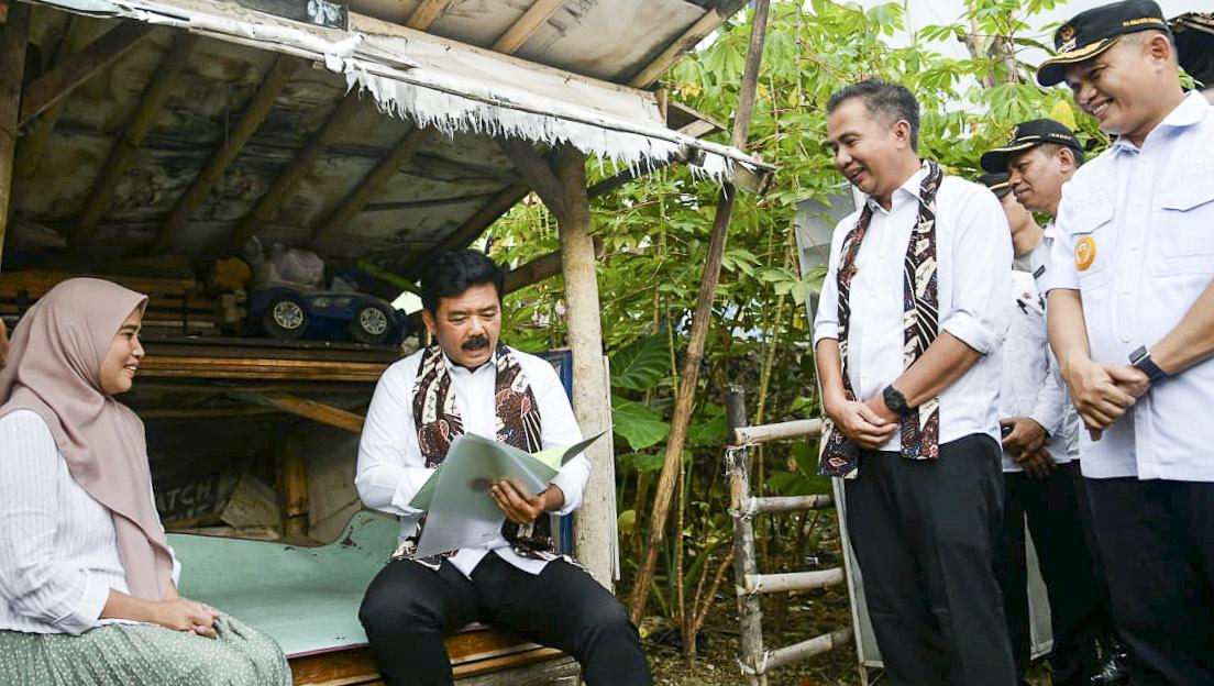 Bagikan Sertifikat Tanah di Tasikmalaya, Pj Gubernur Jabar dan Menteri ATR Sambangi Rumah Warga