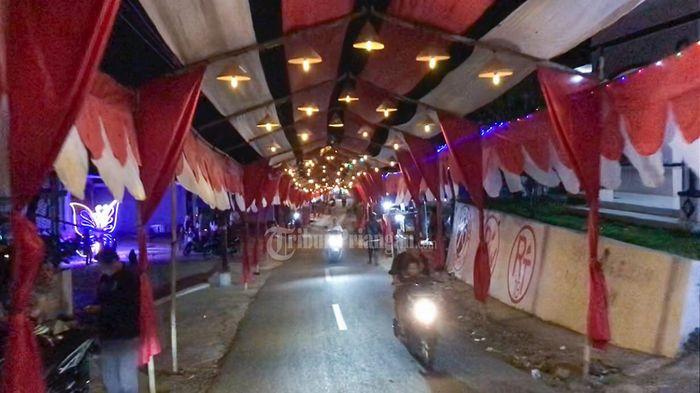 Jelang HUT RI yang Ke-79, Kampung Bordir di Tasikmalaya Buat Jalan Jadi Lorong Bendera Merah Putih
