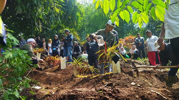 KISAH PILU Suami di KBB, Istri dan Anak Tewas Tertabrak KA Feeder Kereta Cepat, Dimakamkan Berjejer