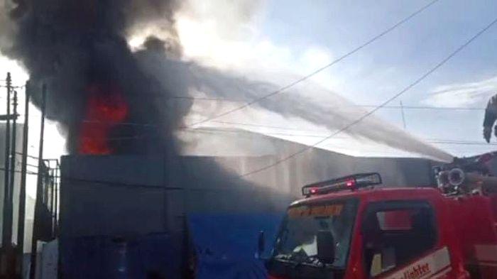 kebakaran-gudang-elektronik-sumedang-201120251.jpg