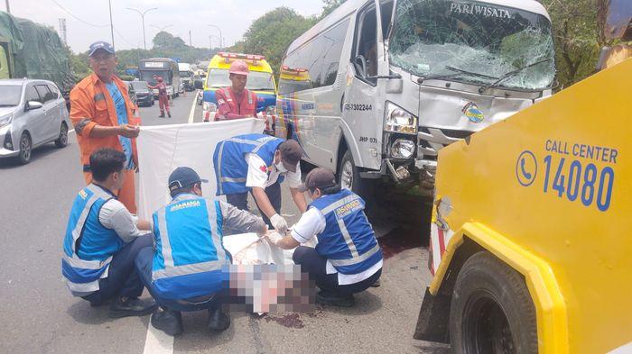 kecelakaan-maut-di-tol-cipularang-sopir-ditabrak-travel-jackal-holiday-1.jpg