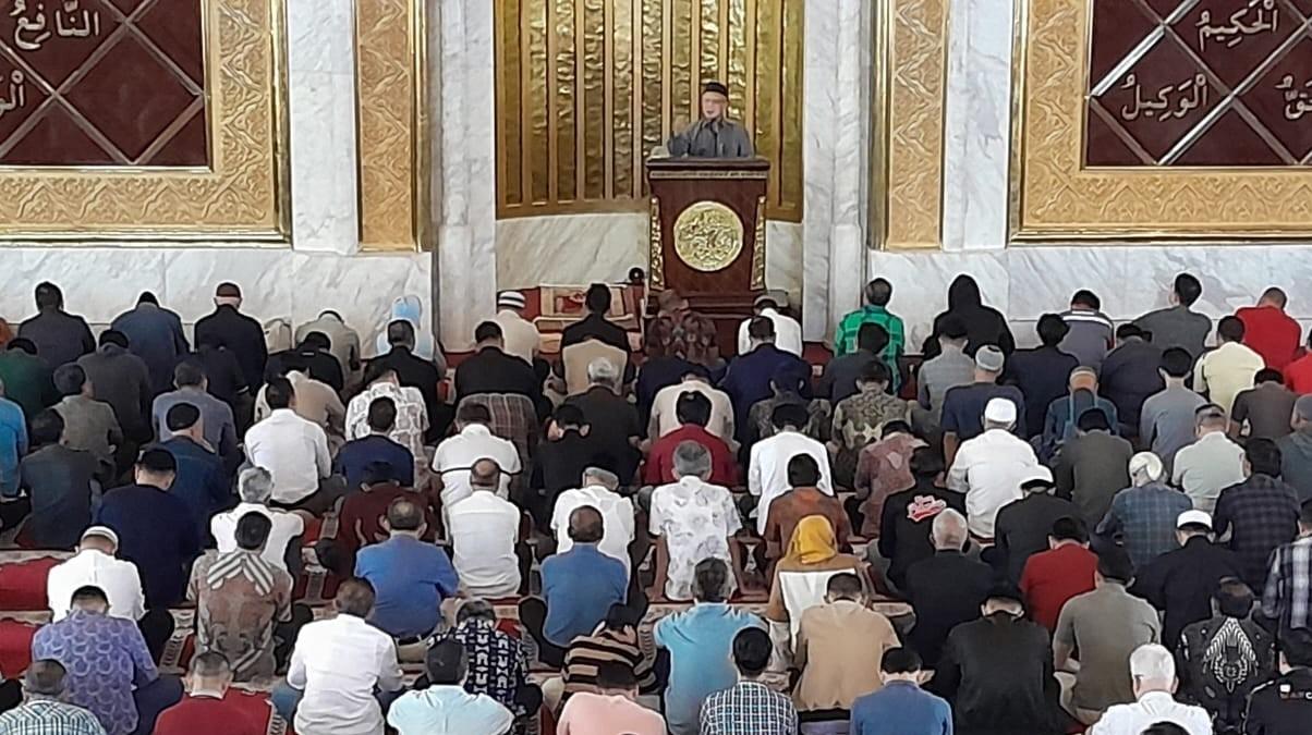 khutbah-jumat-di-masjid-agung-trans-studio-bandung-3.jpg