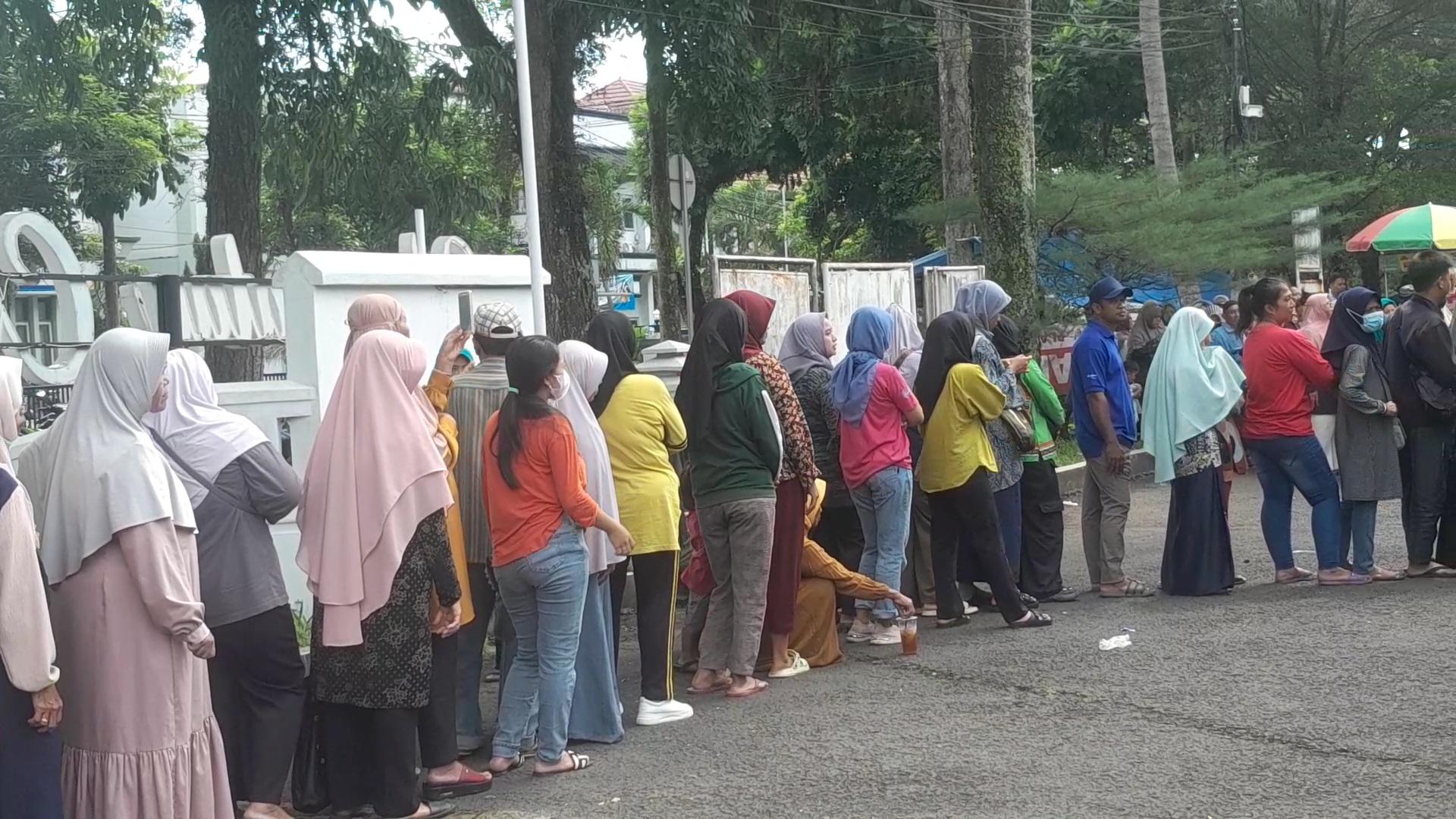 PENAMPAKAN Antrian Panjang Warga Ciamis Berburu Bahan Pokok Murah, Segini Nominalnya