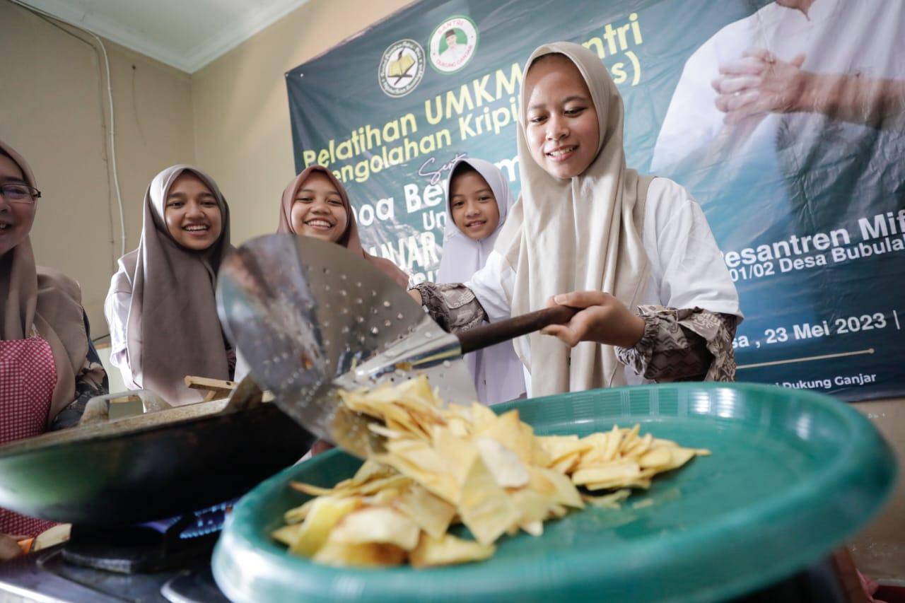 Pembangunan SDM Dapat Topang Ekonomi, Santri di Bogor Dapat Pelatihan Mengolah Keripik Talas