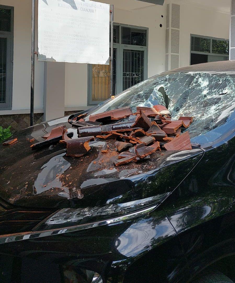 Kantor Bawaslu Cianjur Rusak Akibat Gempa, Dua Mobil Tertimpa Genting