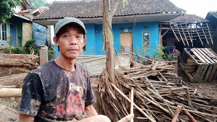 Kisah Pilu Wide, Ternak Domba untuk Bekal Anaknya Lulus SMA, Raib Hanyut Terbawa Banjir di Sumedang
