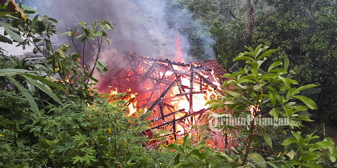Kompor Ditinggal Menyala, Rumah Warga Kampung Sindangsalam di Tasikmalaya Habis Dilalap Api