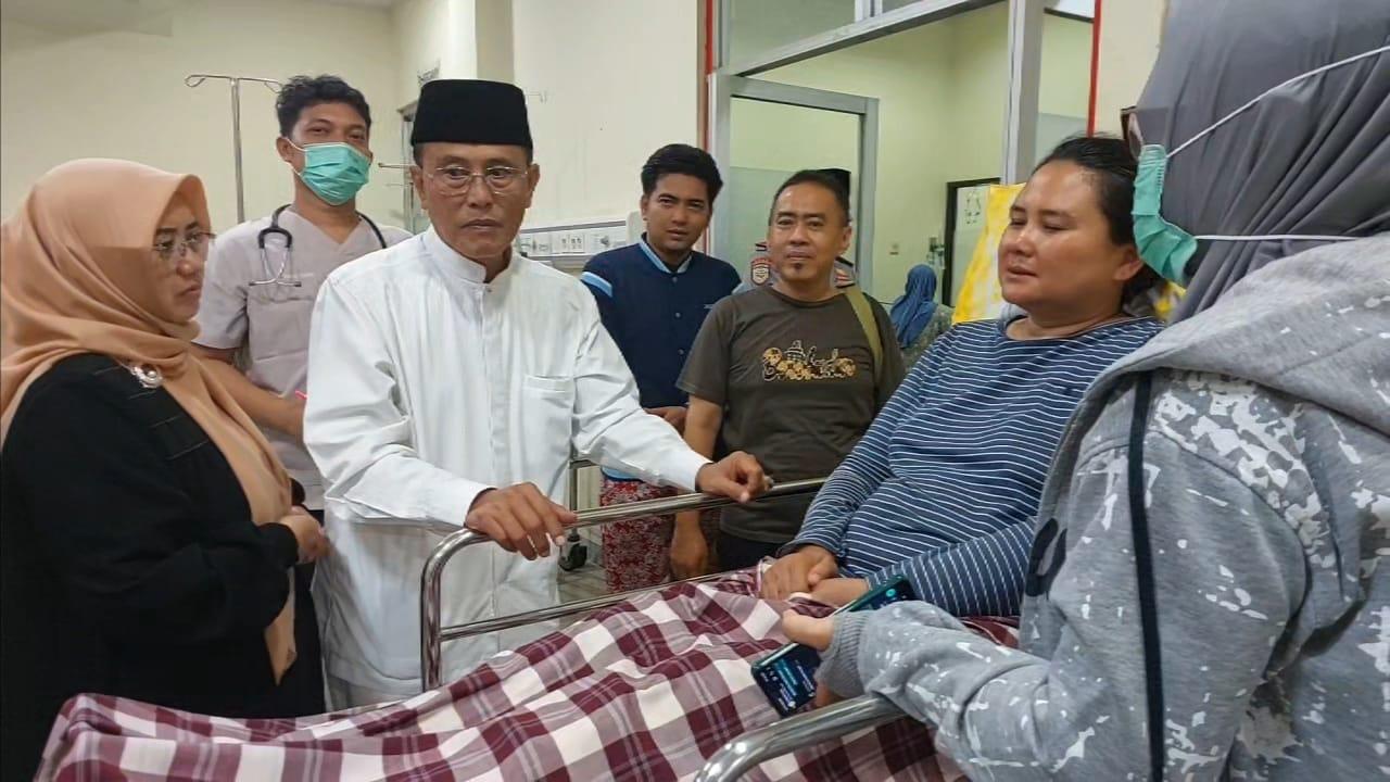 Jenguk Korban Kecelakaan Minibus di Perlintasan Kereta Api, Bupati Herdiat: Saya Doakan Segera Pulih