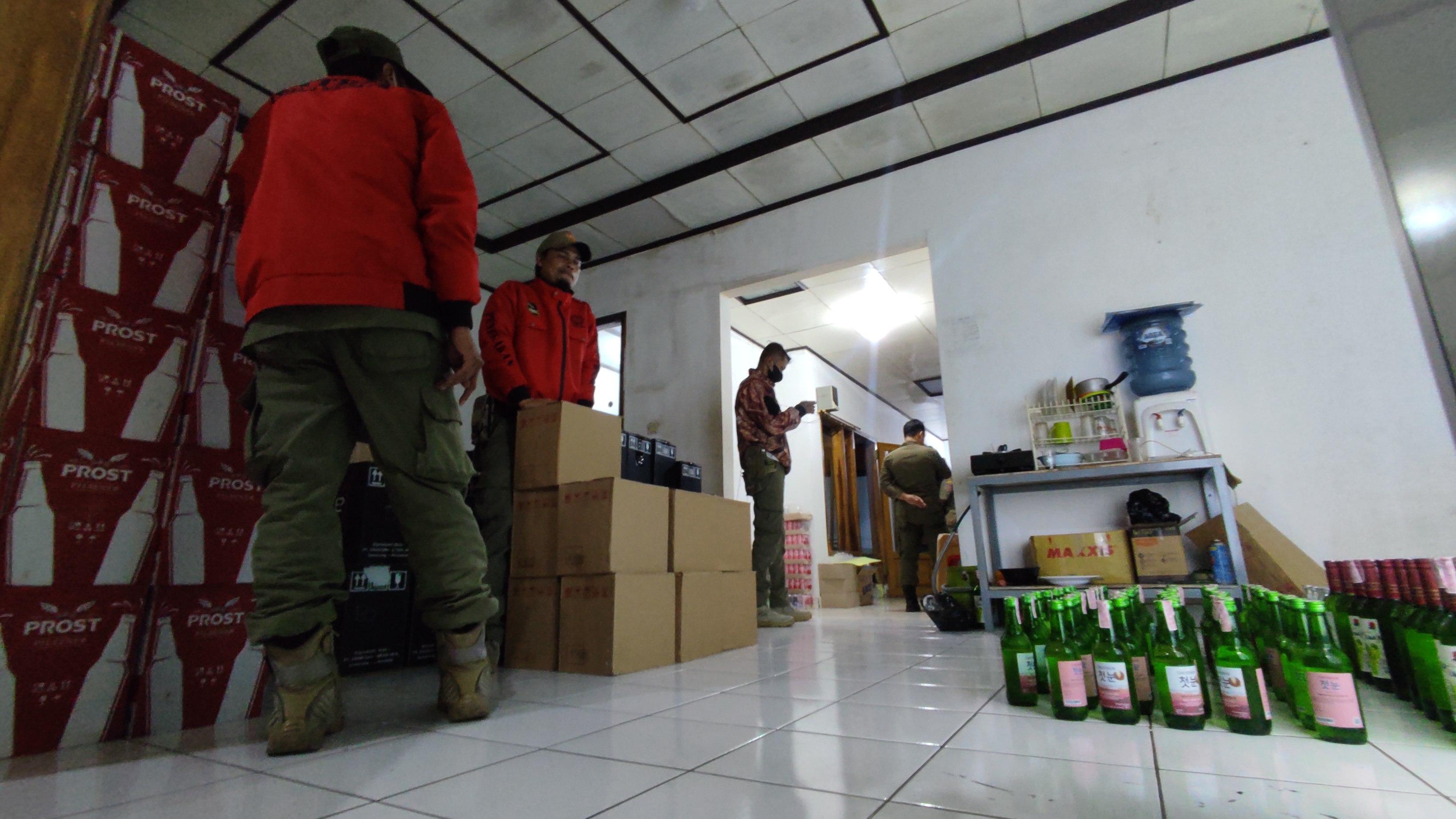penggerebekan-gudang-miras-di-Garut.jpg