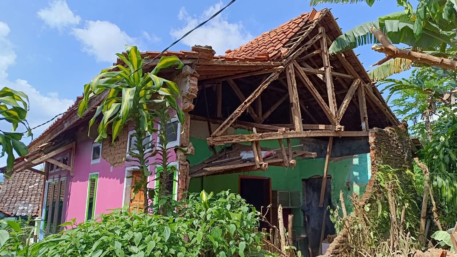 rumah-warga-rusak-akibat-gempaaa.jpg